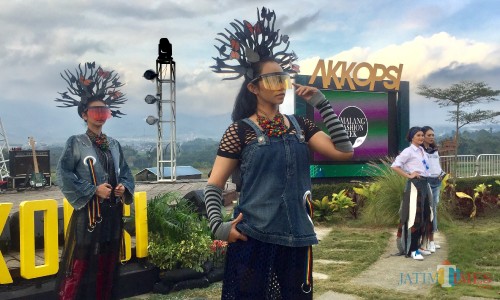 Para model dengan busana upcycle di Cafe Sawah, Desa Pujon Kidul, Kecamatan Pujon, Kabupaten Malang, Kamis (8/8/2019). (Foto: Irsya Richa/MalangTIMES)