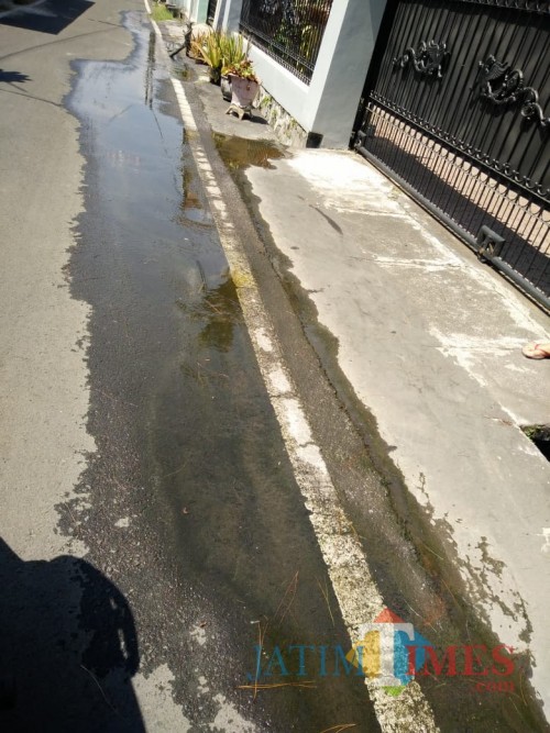 Kebocoran air Perumda Tirta Kanjuruhan di perum Karanglo Indah yang menurut warga telah berbulan-bulan terjadi tanpa ada penanganan (for MalangTIMES)