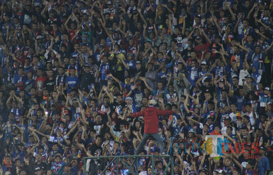 Aremania saat beraksi mendukung tim kesayangannya. (Hendra Saputra)
