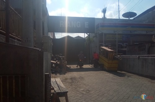 Suasana depan Kafe Triangle yang tampak masih sepi. (Anggara Sudiongko/MalangTIMES)