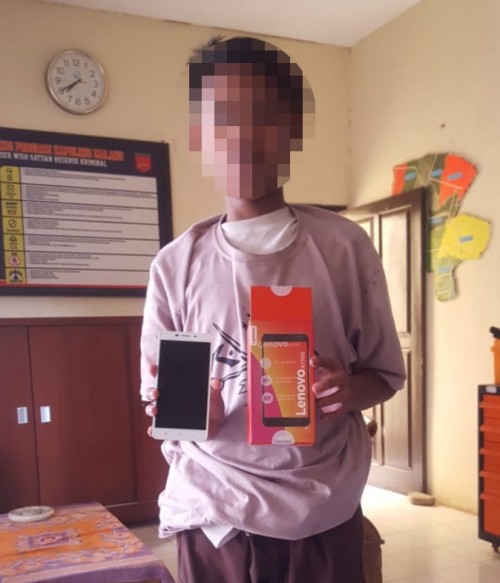 Akhmad Sulaiman alias Riski tersangka beserta barang bukti hasil curian saat diamankan polisi (Foto : Humas Polres Malang for MalangTIMES)