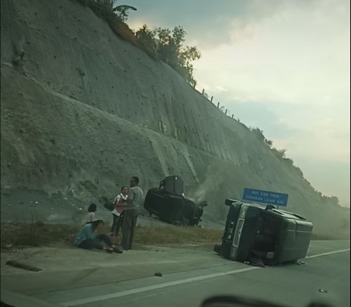 Kondisi kedua kendaraan sesaat setelah kecelakaan terjadi. (Foto : Istimewa)