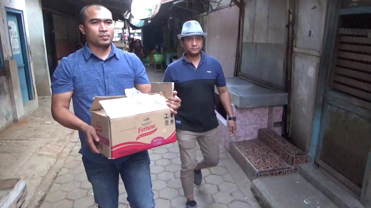 Kanit Reskrim Polsek Banyuwangi Ipda Nurmansyah (kanan) bersama anggotanya mengevakuasi mayat bayi sesaat setelah ditemukan