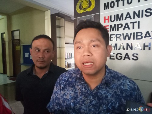 Kasat Reskrim Polres Malang Kota, AKP Komang Yogi Arya Wiguna bersama Kanit Resmob Polres Malang Kota Iptu Sugeng Iriyanto (kiri) (Anggara Sudiongko/MalangTIMES)