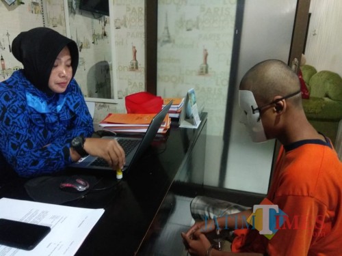 Akhmad Sulaiman alias Riski (kanan), tersangka pencurian, saat dimintai keterangan oleh polisi. (Foto : Ashaq Lupito / MalangTIMES)