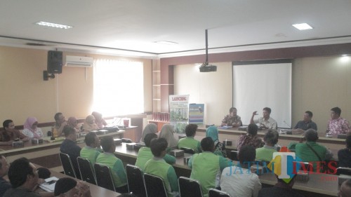 Rombongan Dinas Pertanian Kabupaten Blitar dan petani tembakau saat kunjungan ke Balai Pengembangan dan Produksi Benih Pertanian Dinas Perkebunan Provinsi Jawa Barat.(Foto : Aunur Rofiq/BlitarTIMES)