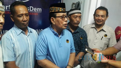 Ketua NAsdem Tulungaung, Ahmad Djadi saat pers konference menanggapi putusan MK yang menangkan PAN (foto : Joko Pramono/Jatim Times)