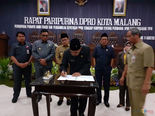 Suasana proses pengesahan Ranperda Kota Malang Tentang Perubahan APBD TA 2019 dalam rapat paripurna di kantor DPRD Kota Malang (Arifina Cahyanti Firdausi/MalangTIMES)