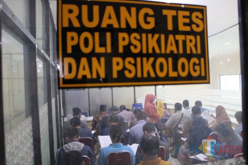 Sejumlah Cakades ikuti tes kesehatan di ruang tes Poli Psikiatri dan Psikologi RSUD Jombang. (Foto : Adi Rosul / JombangTIMES)