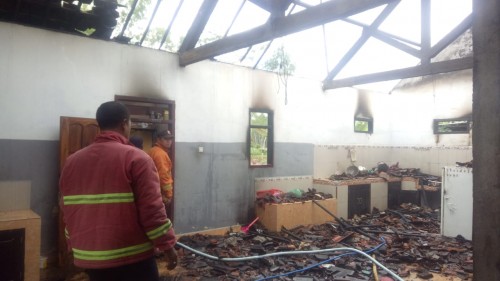 Tim damkar saat lakukan pemadaman di Tanggulkundung Besuki / Foto : Istimewa / Tulungagung TIMES