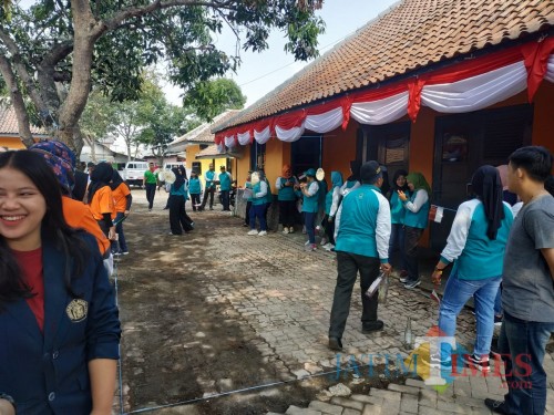 Suasana keriuhan ASN DLH Kota Malang saat akan mengikuti lomba (Hendra Saputra)