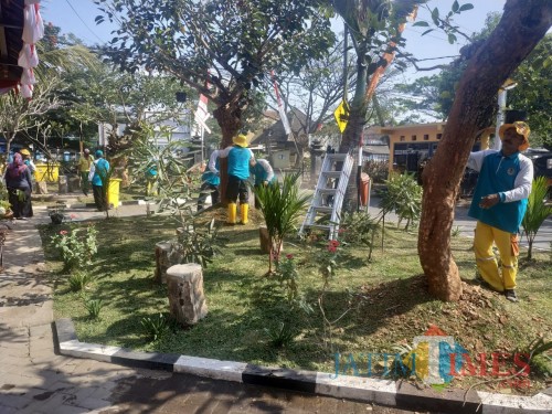 Petugas kebersihan saat mempercantik kantor DLH Kota Malang (Hendra Saputra)