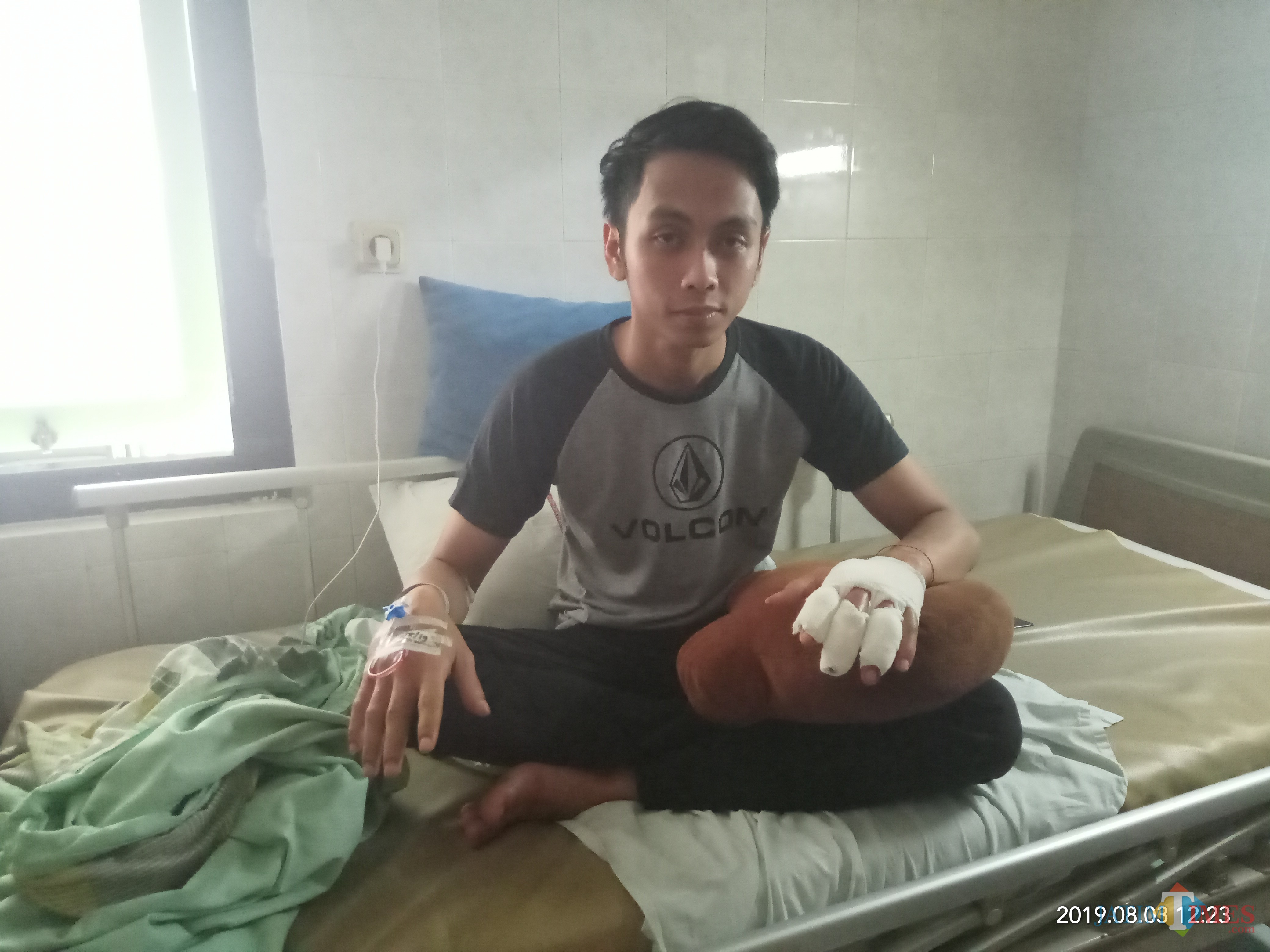 Korban penganiayaan saat dirawat di rumah sakit. (Anggara Sudiongko/MalangTIMES)