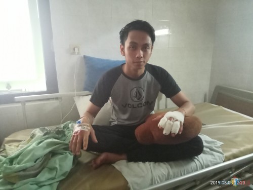 Korban penganiayaan saat dirawat di rumah sakit. (Anggara Sudiongko/MalangTIMES)