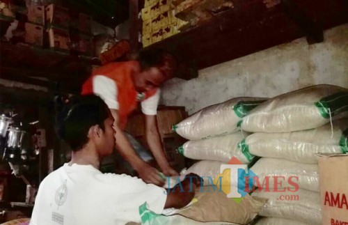 Beberapa orang saat menata beras di Pasar Besar Kota Batu. (Foto: Irsya Richa/MalangTIMES)
