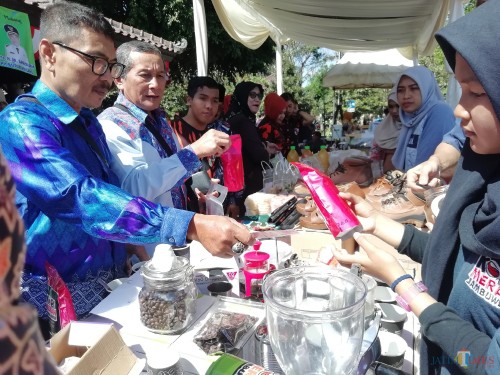 Stand kopi merah Jambuwer, Kromengan, di BID Cluster 3 diserbu pengunjung (Nana)