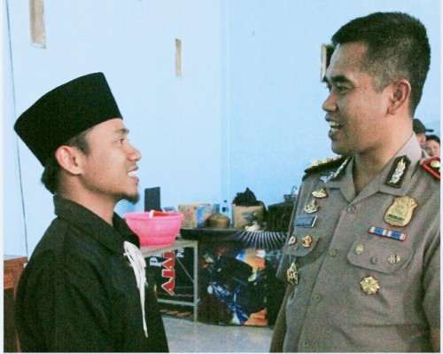 Kabid Media dan Humas PSHT Cabang Banyuwangi, Ali Nurfatoni, berbincang dengan Kapolres Banyuwangi AKBP Taufik Herdiansyah Zeinardi SIK di Padepokan PSHT Cluring