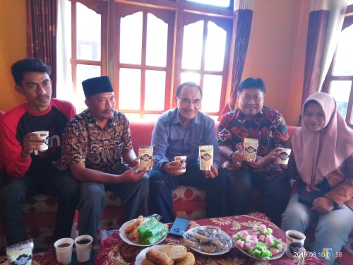 Rektor Unikama, Dr Pieter Sahertian (tengah) saat menunjukkan olahan Soemawe Coffee hasil olahan KKN Unikama (Anggara Sudiongko/MalangTIMES)