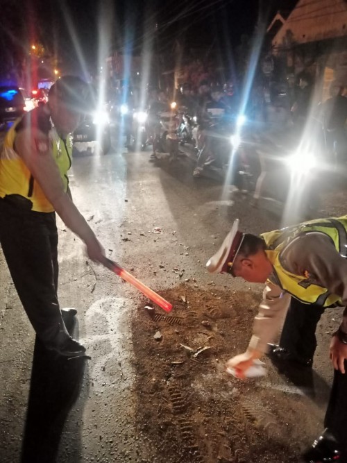 Petugas kepolisian saat melakukan olah TKP kecelakaan maut (Foto : Unit Laka Lantas Polres Malang for MalangTIMES)