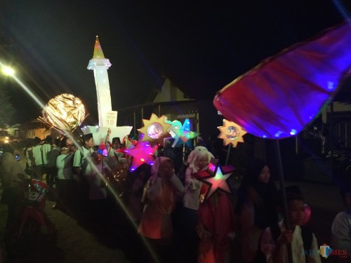 Para Santri Semangat Bertakbir dengan lampion dan obor / Foto : Anang Basso / Tulungagung TIMES