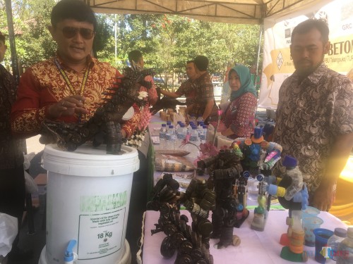Konsultan Nasional-PID Kemendes PDTT, Lendy Wahyu Wibowo (kiri) saat mengunjungi stan inovasi desa yang ada di Kabupaten Malang (Foto : Ashaq Lupito / MalangTIMES)