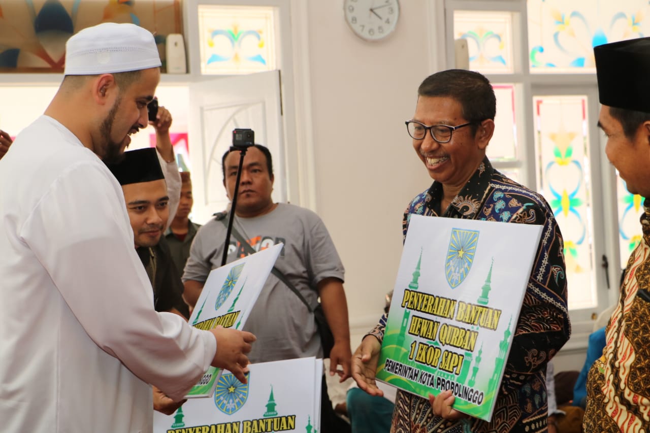 Wali Kota Probolinggo, Hadi Zainal Abidin saat menyerahkan bantuan hewan korban di rumah dinas (Agus Salam/Jatim TIMES)