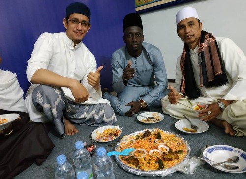 Habib Anies (paling kiri) bersama Makan Konate dan Ustadz Muzzaki (official Arema FC)