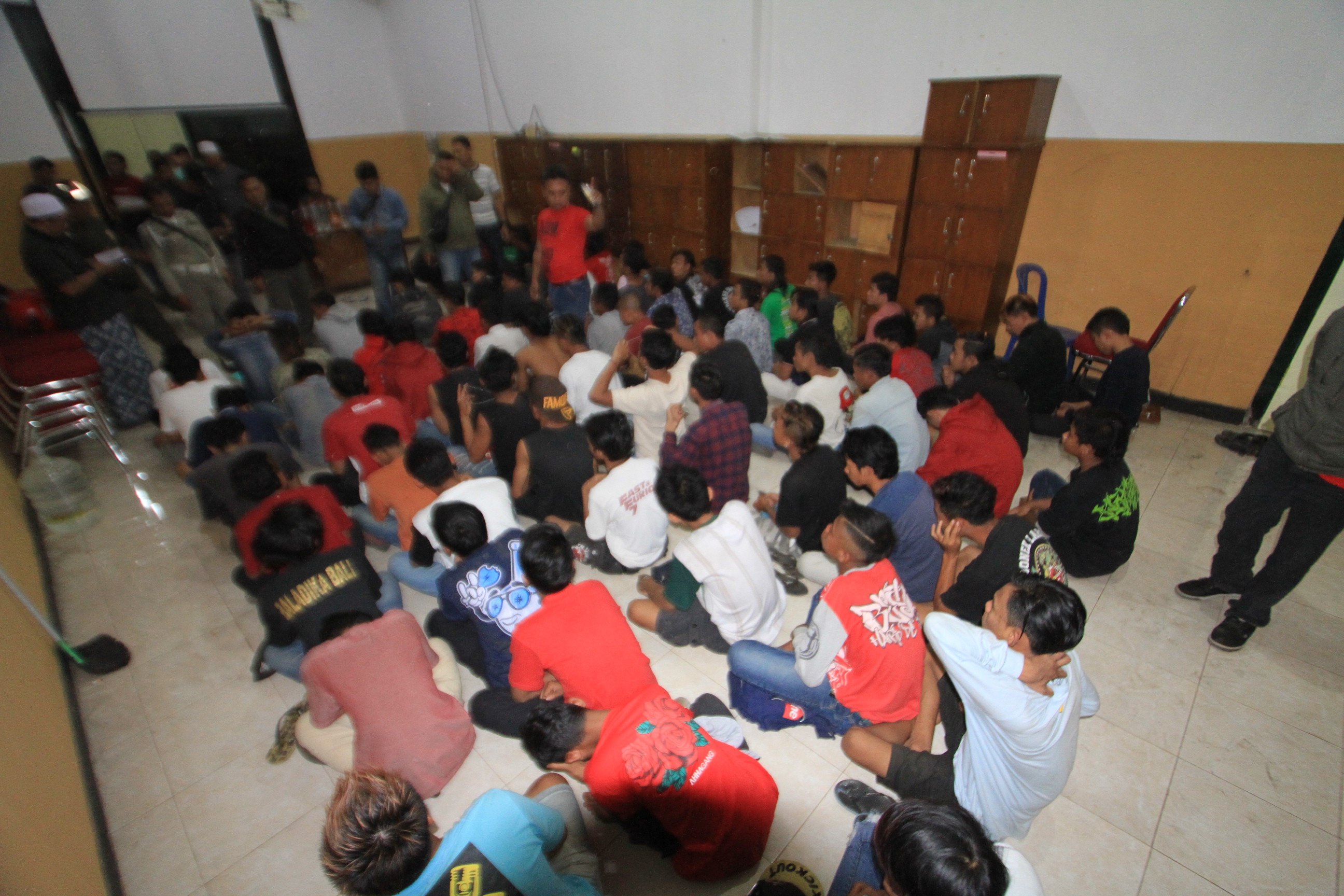 Puluhan remaja yang pesta miras di malam takbiran diangkut ke Mako Satpol PP (Agus Salam/Jatim TIMES)