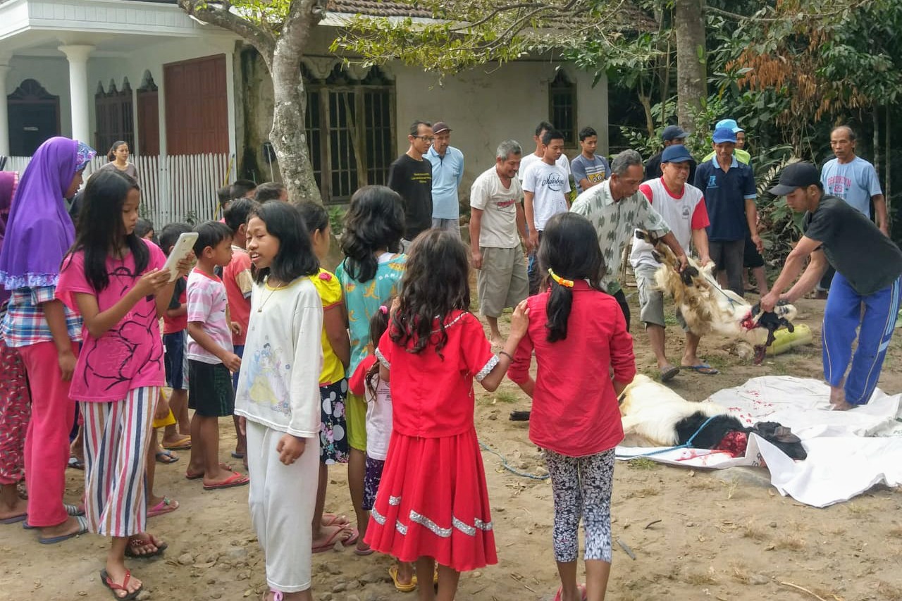 Suasana penyembelihan hewan kurban di Ponpes Nurul Huda Kuningan.(Foto : Malik Naharul/BlitarTIMES)
