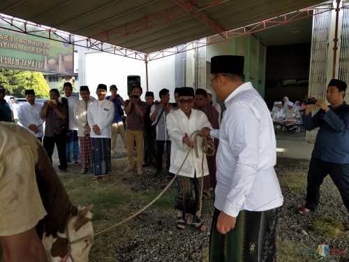 Bupati menyerahkan hewan kurban ke sekda untuk disembelih. (Foto Sony Haryono/Situbondo TIMES)