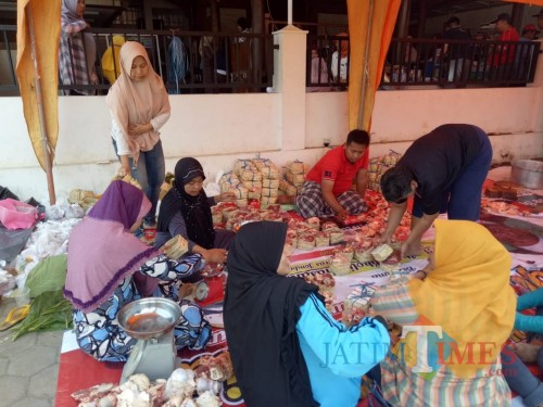 Kurangi Sampah Plastik, Kampung Wolu Merjosari Pakai Besek Bagi Daging Kurban