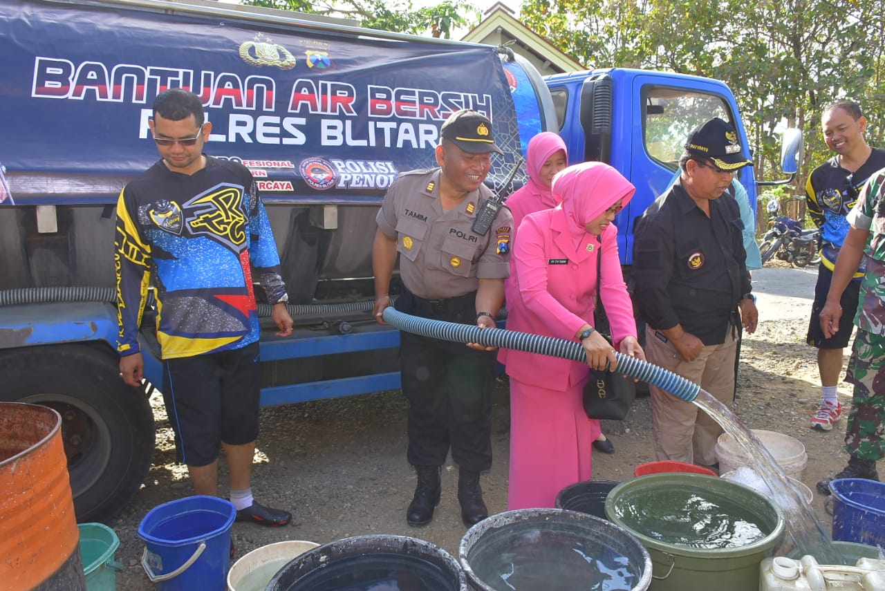 Polres Blitar dan BPBD menyalurkan bantuan air bersih ke daerah kekeringan.