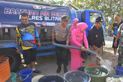 Polres Blitar dan BPBD menyalurkan bantuan air bersih ke daerah kekeringan.