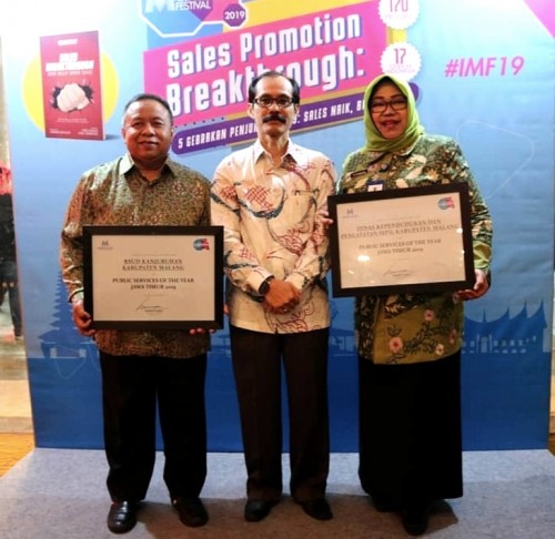 Dirut RSUD Kanjuruhan Kepanjen drg Marhendrajaya (kiri), Staf Ahli Bupati Agung Purwanto, dan Kepala Dispendukcapil Sri Maicharini setelah menerima anugerah Public Service of The Year 2019. (for MalangTIMES)