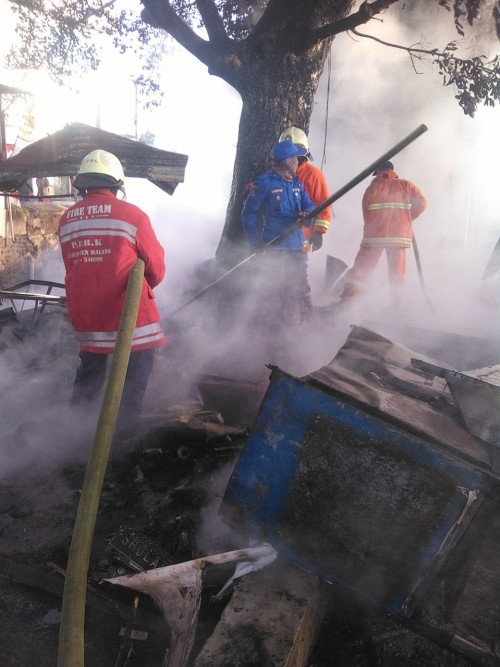 Petugas pemadam kebakaran saat berupaya memadamkan api (Foto : PPBK Kabupaten Malang for MalangTIMES)