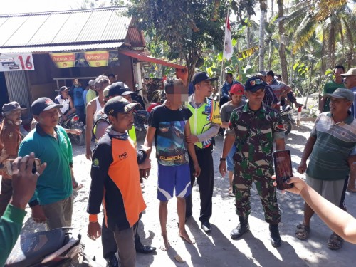 Tersangka Imam Sapi’i (baju hitam celana biru) saat diciduk polisi (Foto : Polsek Donomulyo for MalangTIMES)