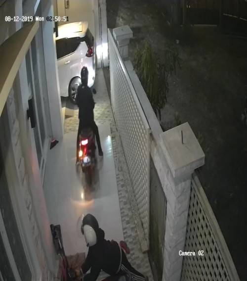 Aksi maling motor yang terekam CCTV.(Foto: Video capture rekaman CCTV)