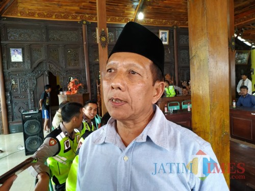 Ahmad Budianto, perwakilan warga yang demo ke Balai Desa Pelem (foto : Anang Basso / TulungagungTIMES)