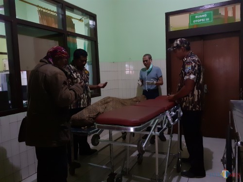 Beberapa sahabat Budi Ayuga saat mendokan jenazah di Kamar Jenazah RSSA Kota Malang (Arifina Cahyanti Firdausi/MalangTIMES)