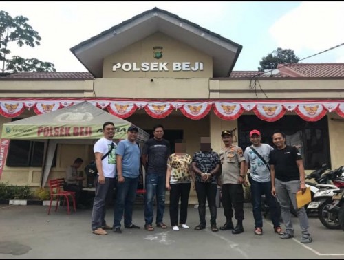 Kedua tersangka (tengah) saat diringkus polisi (Foto : Istimewa)