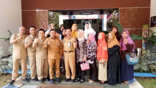 Kadisnaker Kabupaten Malang Yoyok Wardoyo (4 dari kiri) setelah rapat terkait inovasi pemberdayaan PMI purna (Disnaker for MalangTIMES)