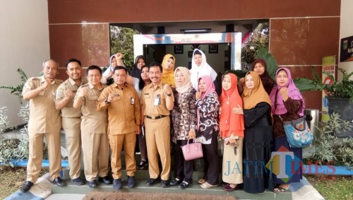 Kadisnaker Kabupaten Malang Yoyok Wardoyo (4 dari kiri) setelah rapat terkait inovasi pemberdayaan PMI purna (Disnaker for MalangTIMES)