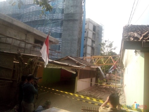 Patahan Crane milik PT. Hutama Karya yang menimpa rumah warga di kampus Universitas Negeri Jember (foto : Moh. Ali Makrus / Jatim TIMES)
