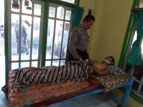 Polisi saat melakukan olah TKP dan jasad korban (foto : R Ulum / JatimTIMES)