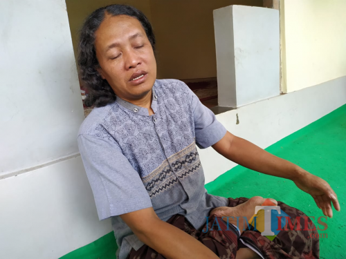 Gus Maksum sesenggukan saat memberikan keterangan pada media / Foto : Anang Basso / Tulungagung TIMES