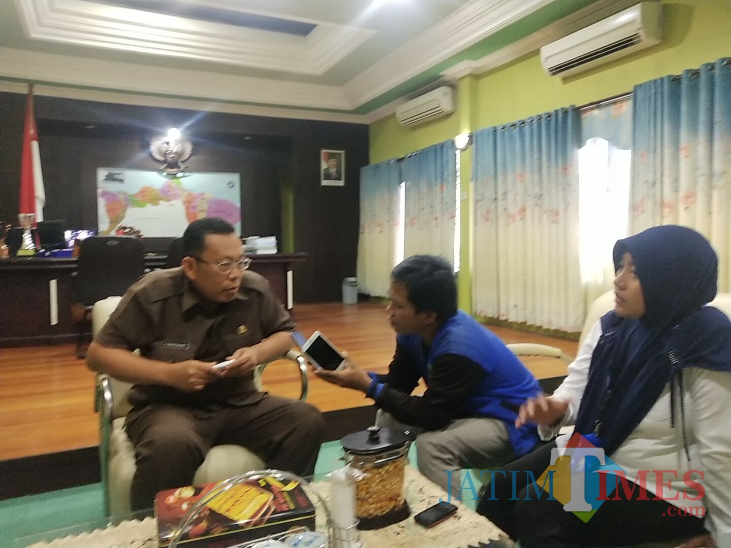 Bupati Situbondo saat dimintai komentar wartawan tentang sangsi KS SDN 08 Curah Tatal (Foto : Sony Haryono / SitubondoTIMES)