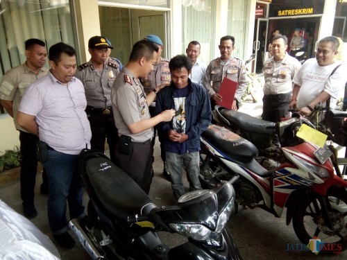 Mansyur saat menerima kontak sepeda motornya dari Kapolres Jember (foto : Moh. Ali Makrus / JatimTIMES)