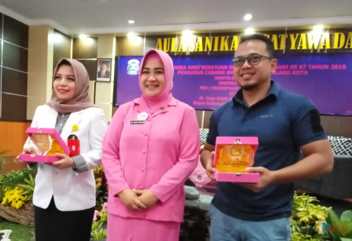Dari kiri, Dr Inge Satyo Aryanto Founder Perempuan Sadar Vagina (PSV), Susi Asfuri, Ketua Bhayangkari Cabang Malang, Bagus Setiawan co founder PSV (Anggara Sudiongko/MalangTIMES)