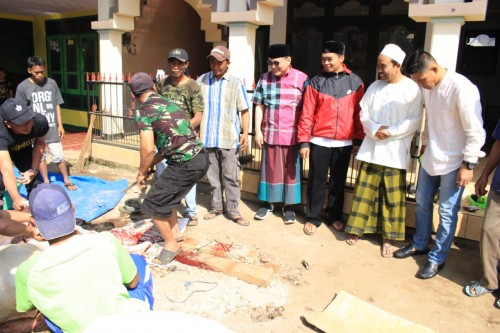Iwan Kurniawan (peci hitam berkacamata) saat menyaksikan langsung proses penyembelihan hewan kurban (istimewa)