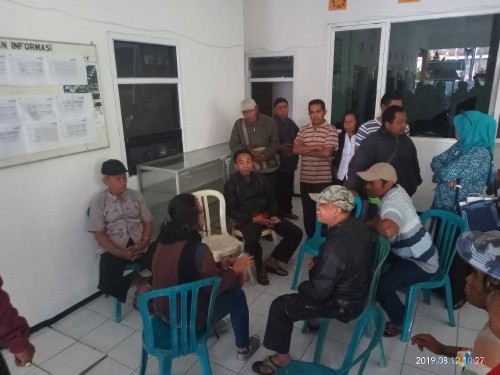 Warga saat mendatangi Kantor Kelurahan Mulyorejo (Anggara Sudiongko/MalangTIMES)